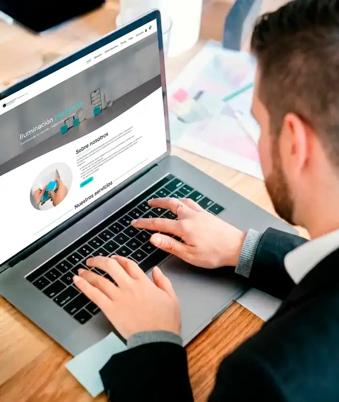 Juan Jesús Santos diseñando una tienda online en valecia